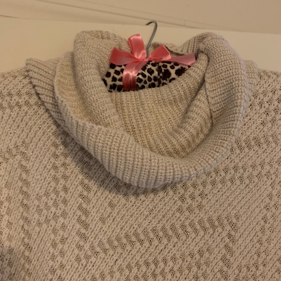 Poncho - Picture 2 of 4